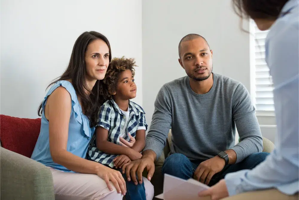 couple talking to family counselor thanks to employee assitance programs programmes d’aide aux employés