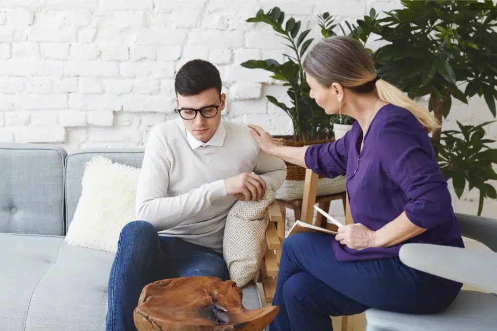 Employé parlant à un conseiller de problèmes personnels en utilisant les programmes d'aide aux employés de l’entreprise Employé parlant à un conseiller de problèmes personnels en utilisant les programmes d'aide aux employés de l’entreprise
