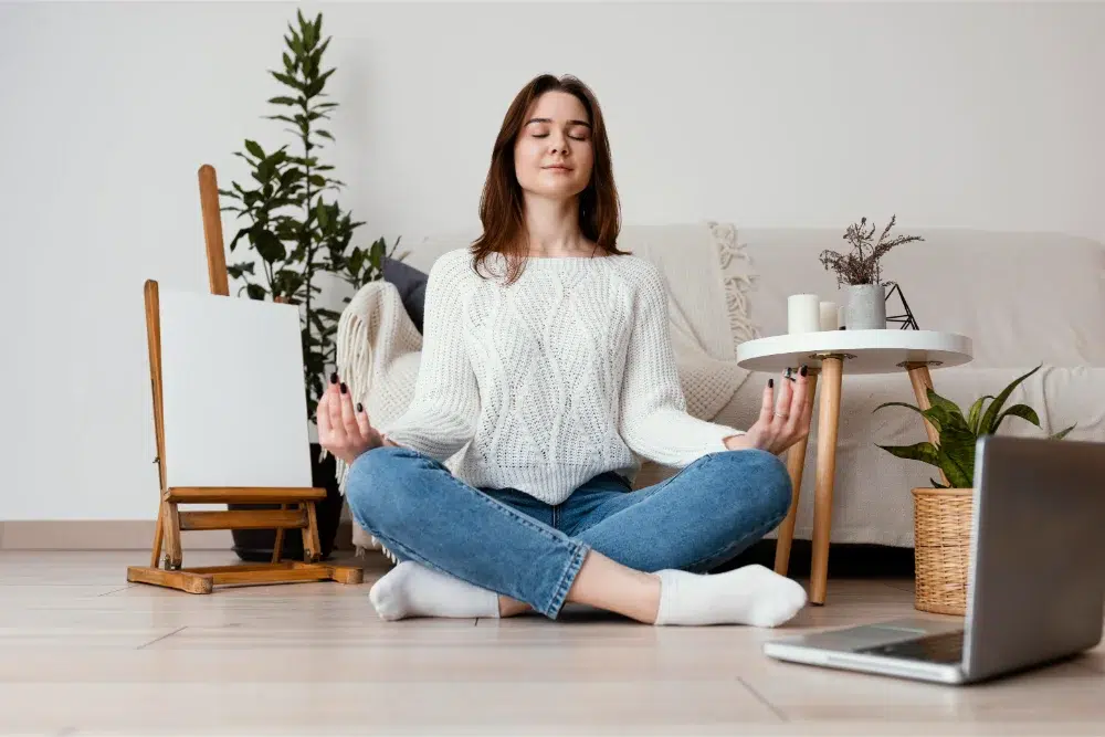 female employee taking break meditating wellness at work Compte de dépenses de mieux-être