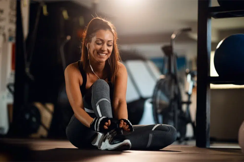 Une jeune employée paie son abonnement à un gym en utilisant un compte de mieux-être