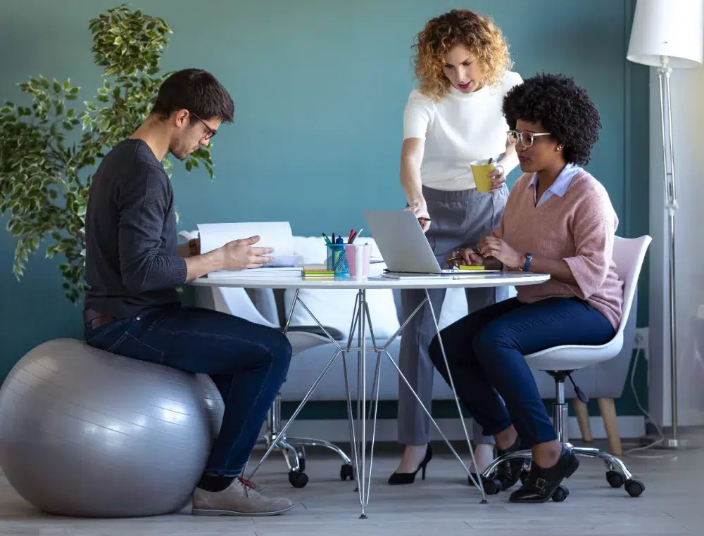 young healthy employees working together in ergonomic workspace paid with wellness benefits Compte de dépenses de mieux-être