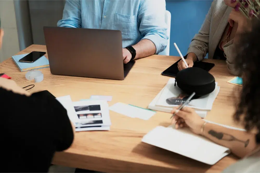 business people working office taking notes régime de retraite simplifié