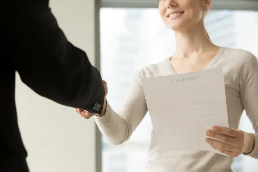 employer shaking hands with employee, agreeing on terms for defined benefit pension plan
