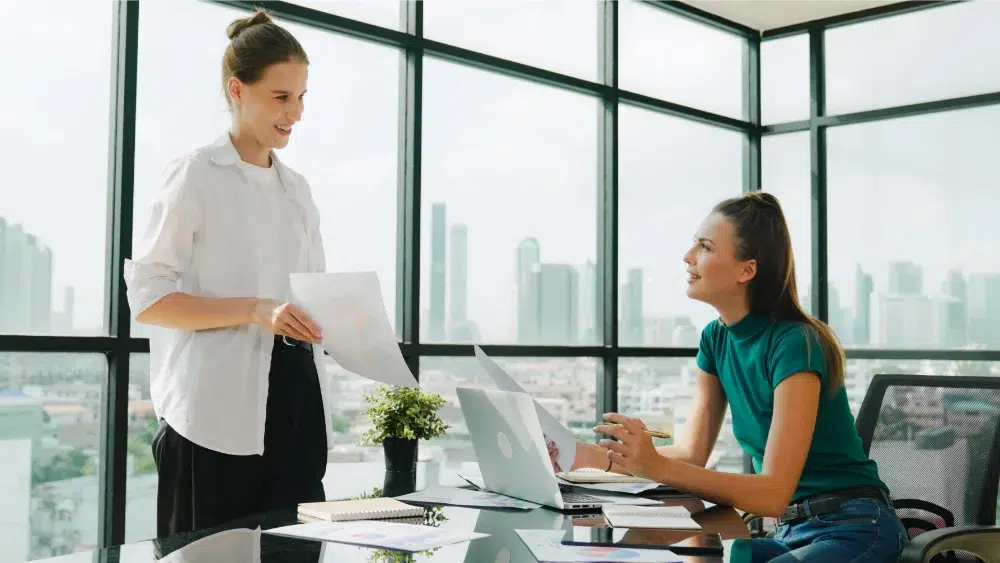 smart businesswoman present start up project while executive manager listen carefully professional business team working together sharing discussing thinking about business idea tracery plans de retraite et d'épargne