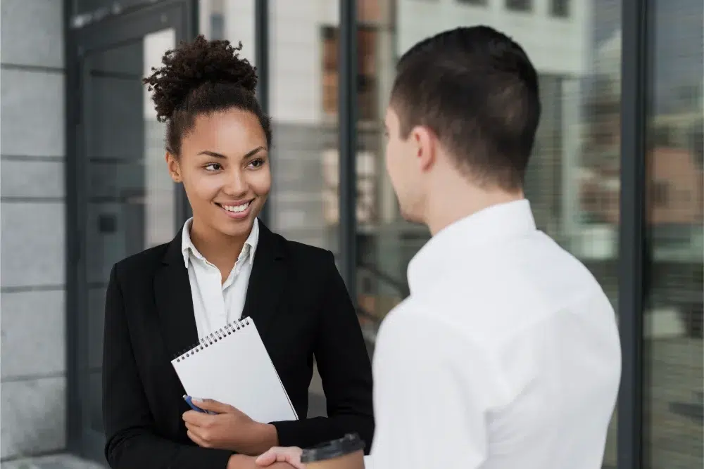 Jeune employé talentueux qui rejoint les affaires grâce aux avantages sociaux et à un régime de retraite simplifié