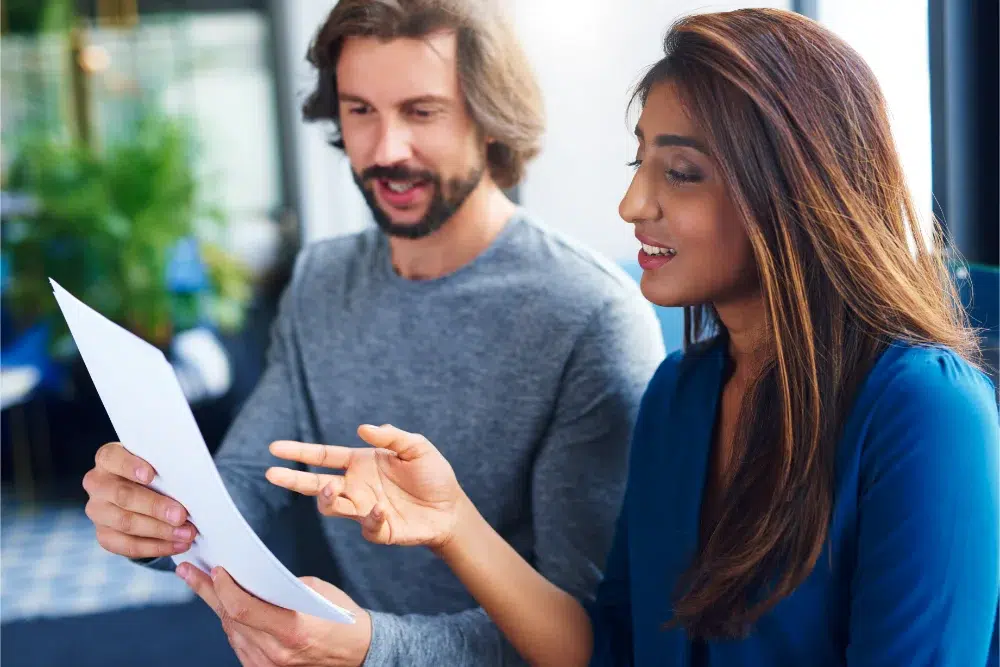 employees reviewing tfsa overview provided by company compte d'épargne libre d'impôt