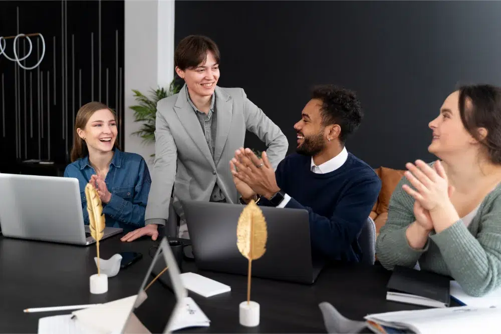 team of employees celebrating bonus rewards prime de performance